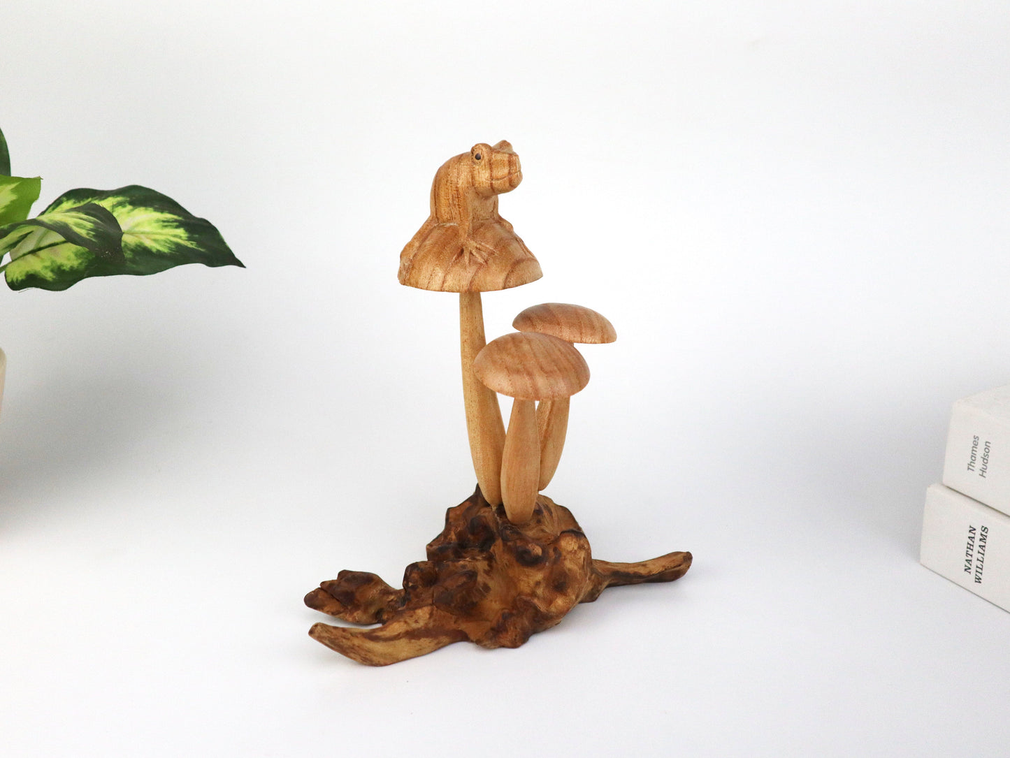 キノコの上のカエルの彫刻