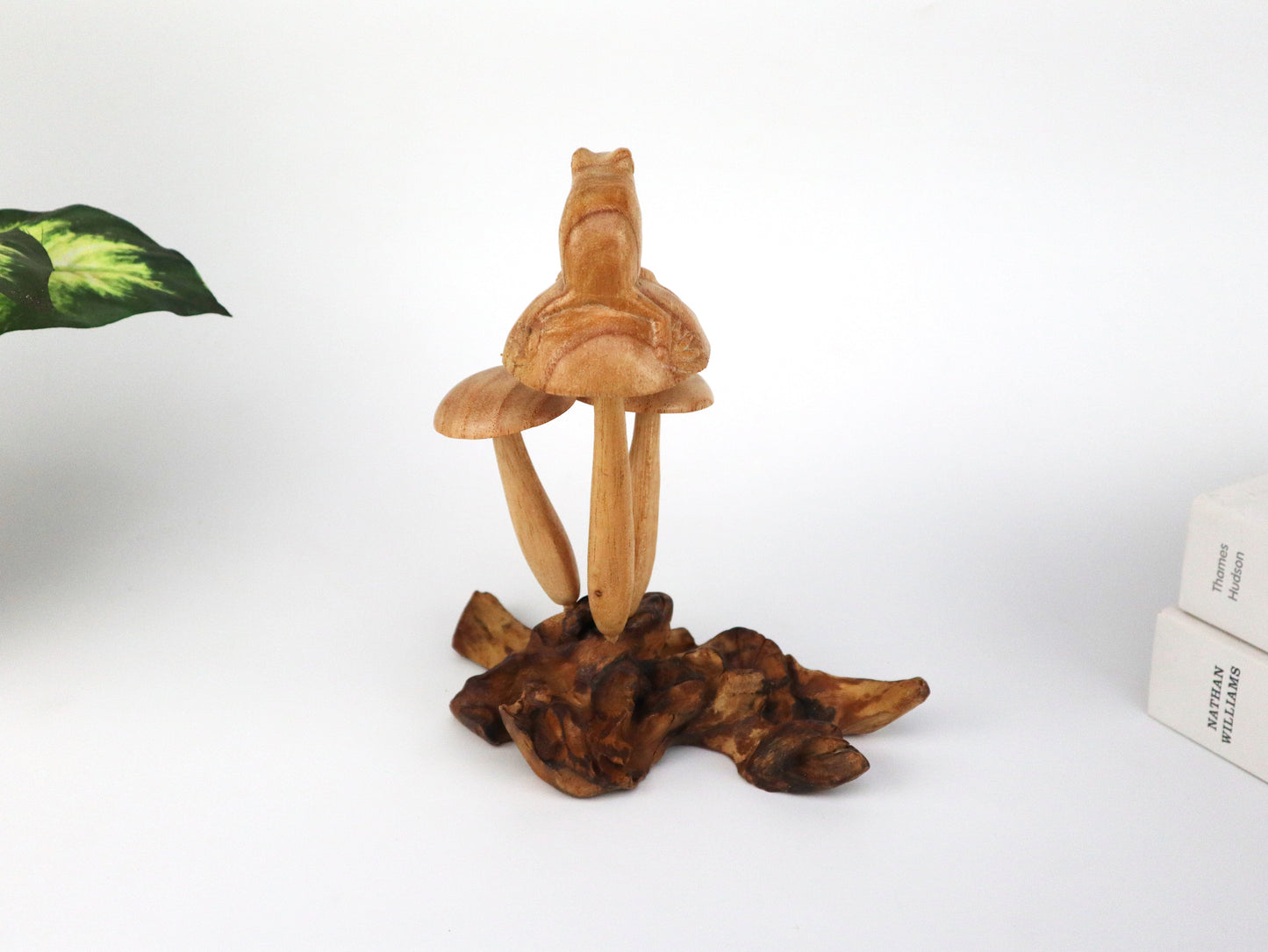 キノコの上のカエルの彫刻