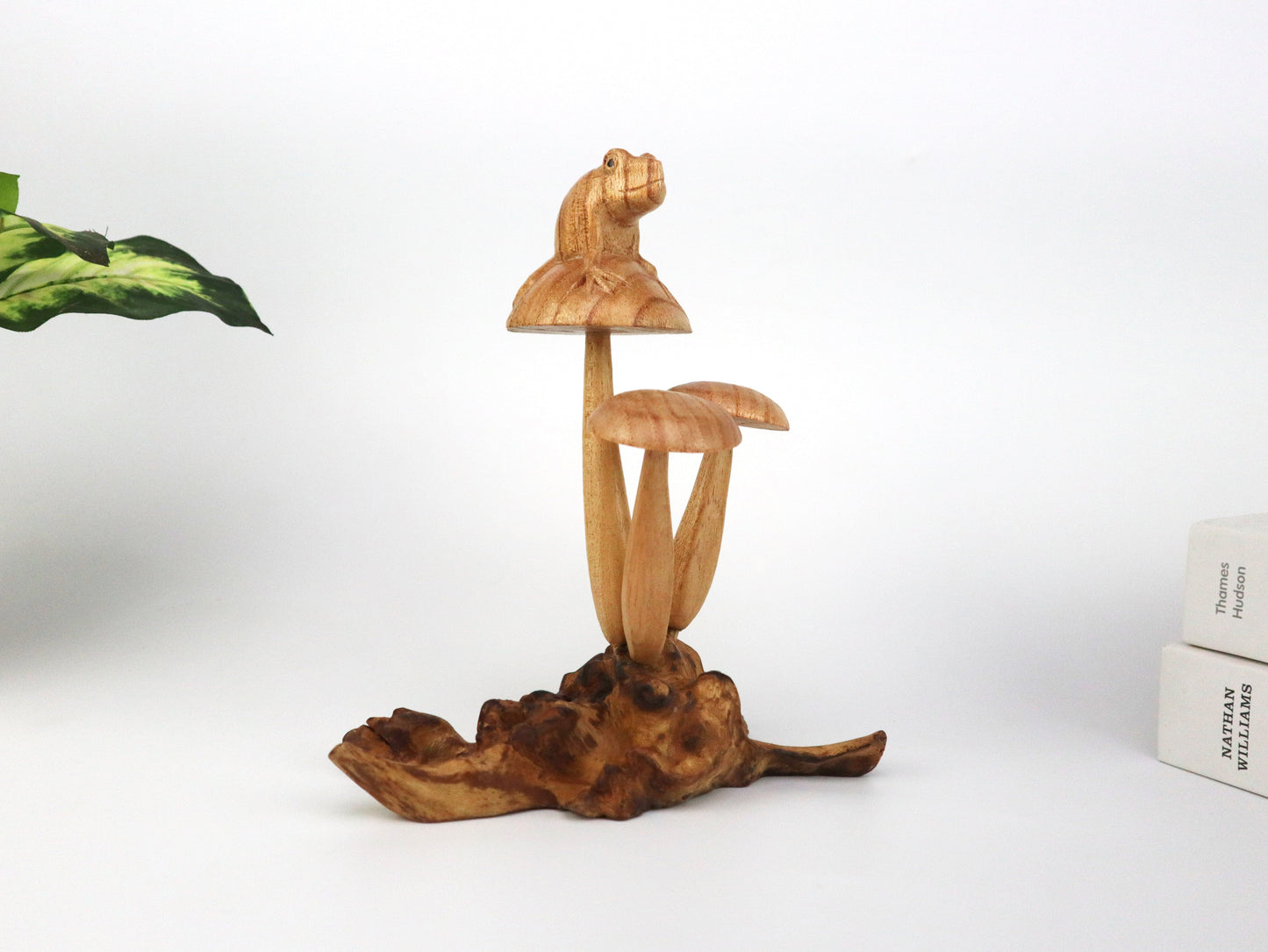 キノコの上のカエルの彫刻