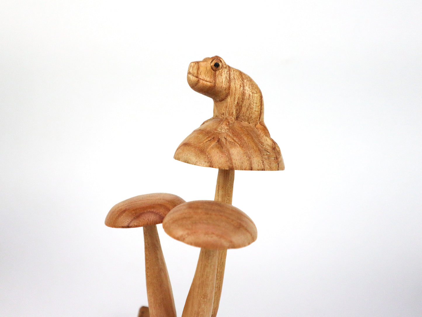 キノコの上のカエルの彫刻