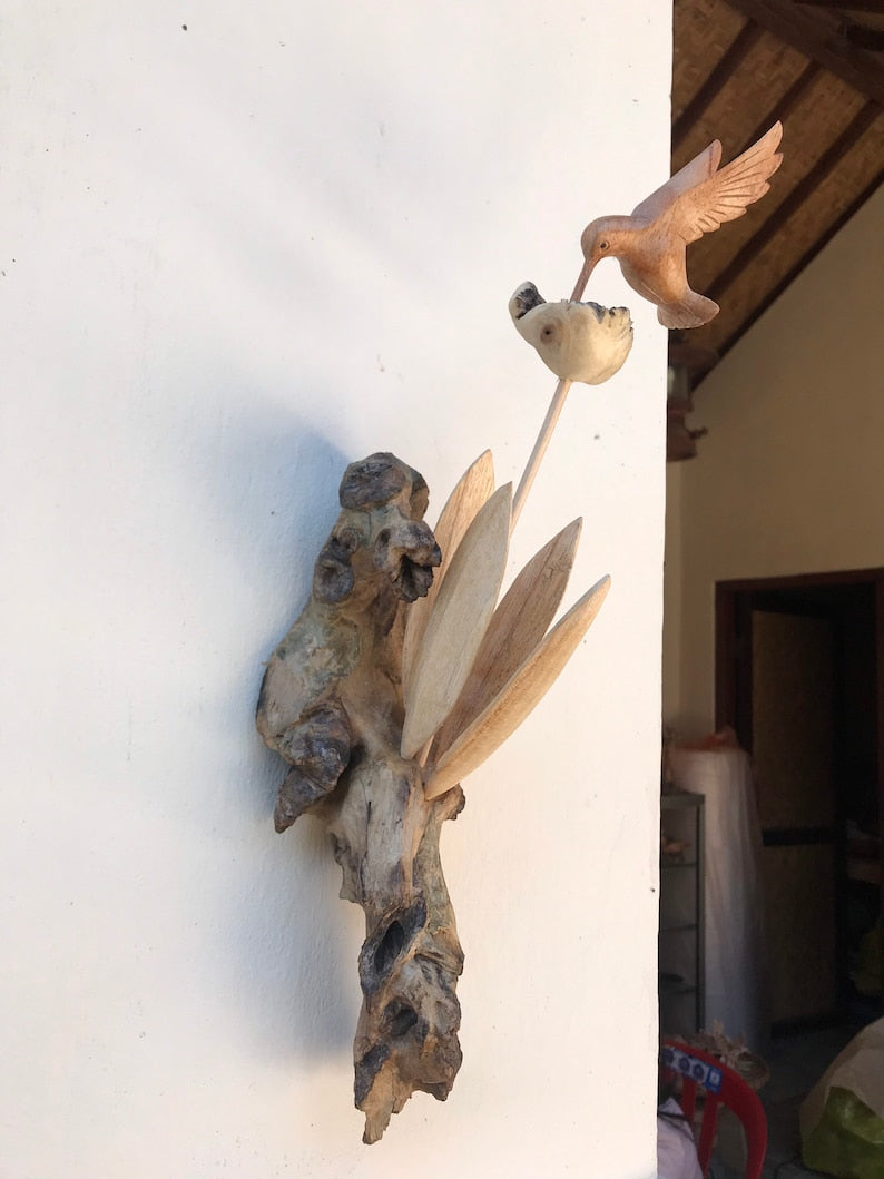 花を食べるハチドリ