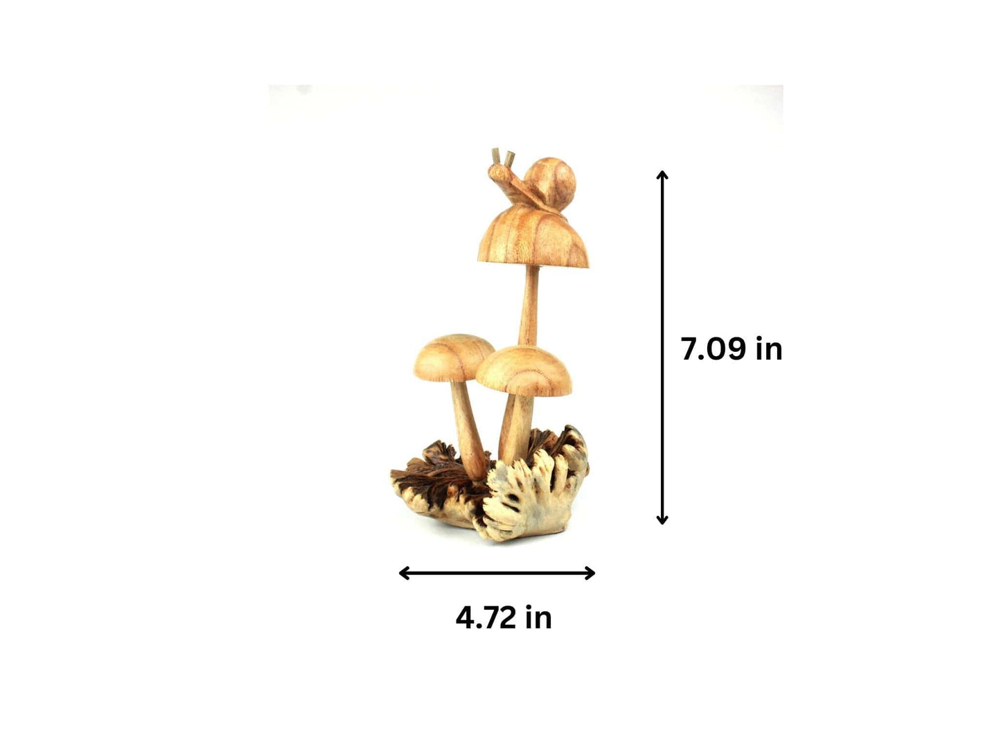 キノコの彫刻に施されたカタツムリの装飾