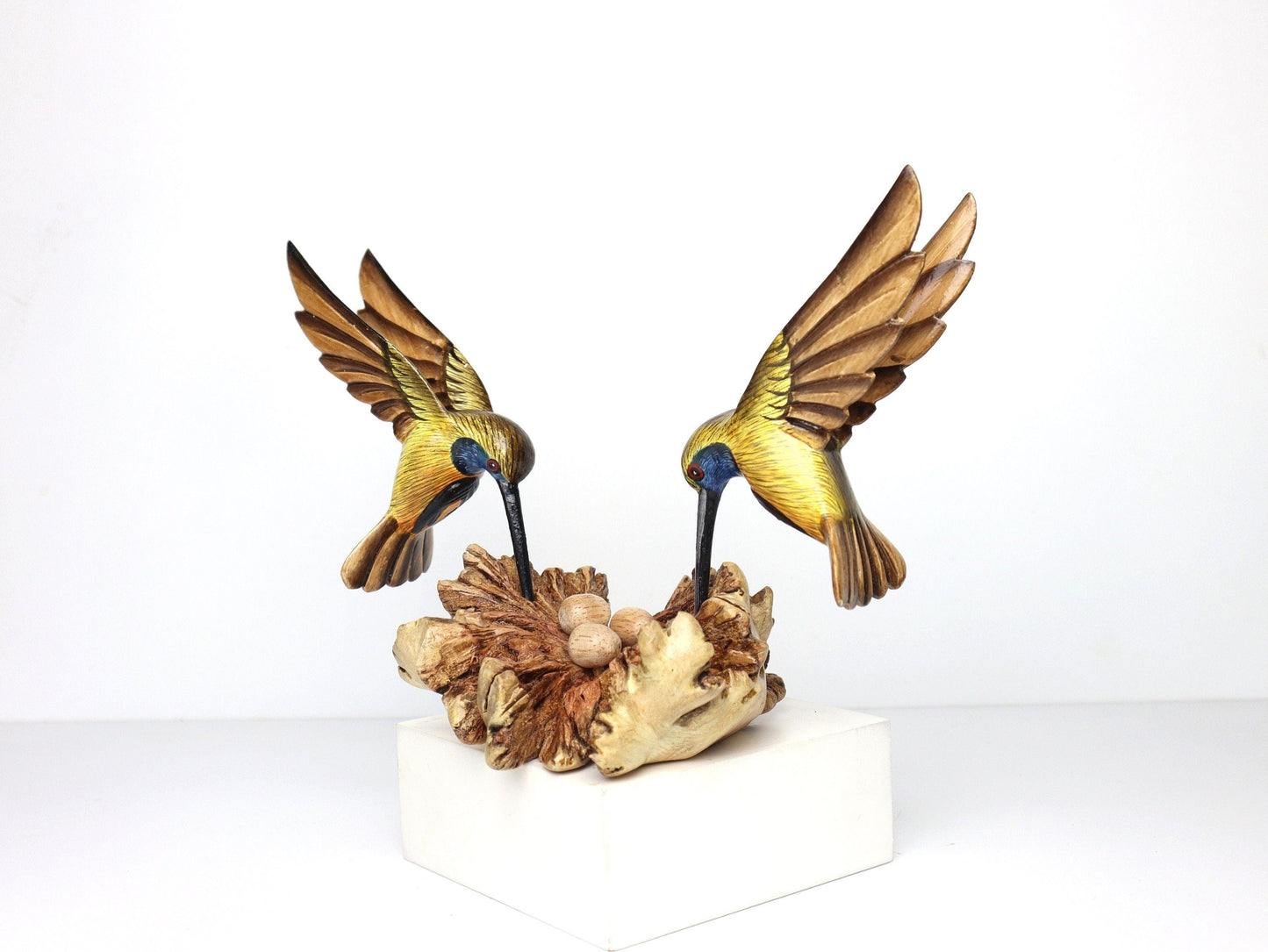 ハチドリの色のカップルの彫刻のフィーダー、木製のハチドリのフィーダー、カラフルな木製の鳥のフィーダー、屋内ガーデンデコ、手作りのギフトとデコ