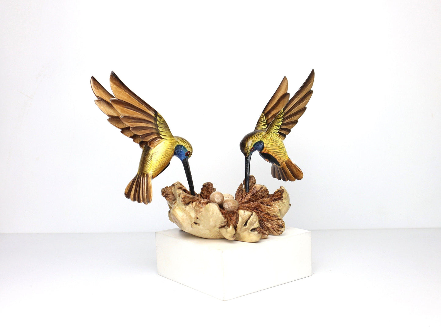 ハチドリの色のカップルの彫刻のフィーダー、木製のハチドリのフィーダー、カラフルな木製の鳥のフィーダー、屋内ガーデンデコ、手作りのギフトとデコ