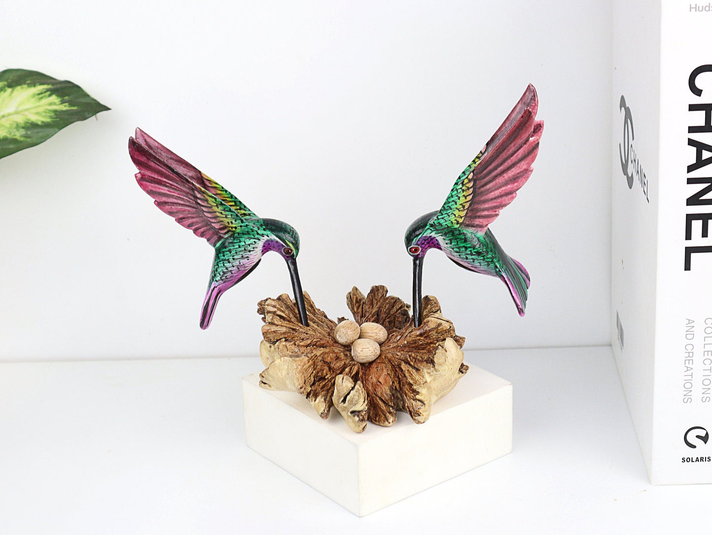 手描きのハチドリの置物カップル | 木製の鳥の彫刻 | 自然にインスパイアされたホームデコレーション | 鳥好きの方への芸術的なギフト
