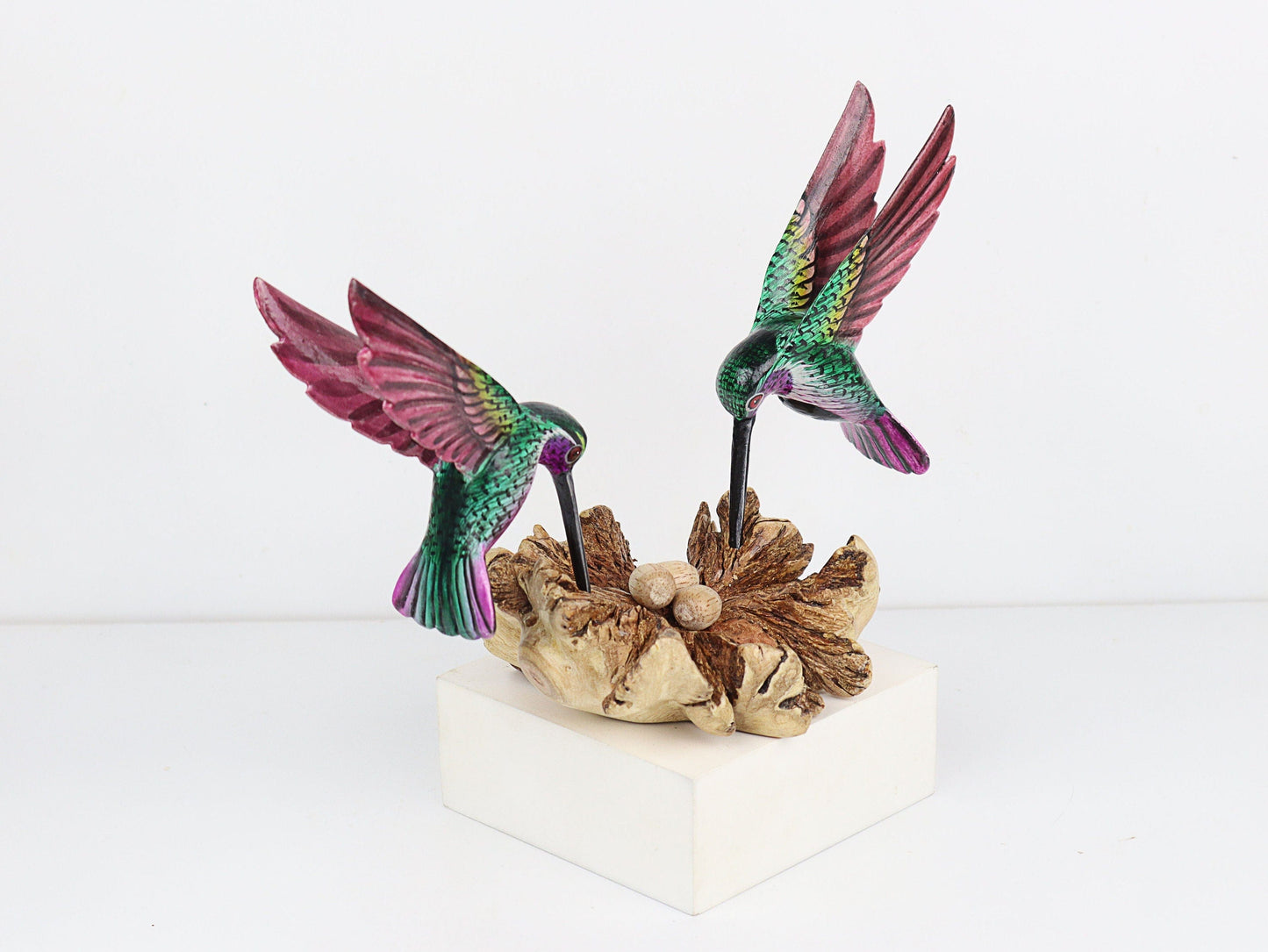 手描きのハチドリの置物カップル | 木製の鳥の彫刻 | 自然にインスパイアされたホームデコレーション | 鳥好きの方への芸術的なギフト
