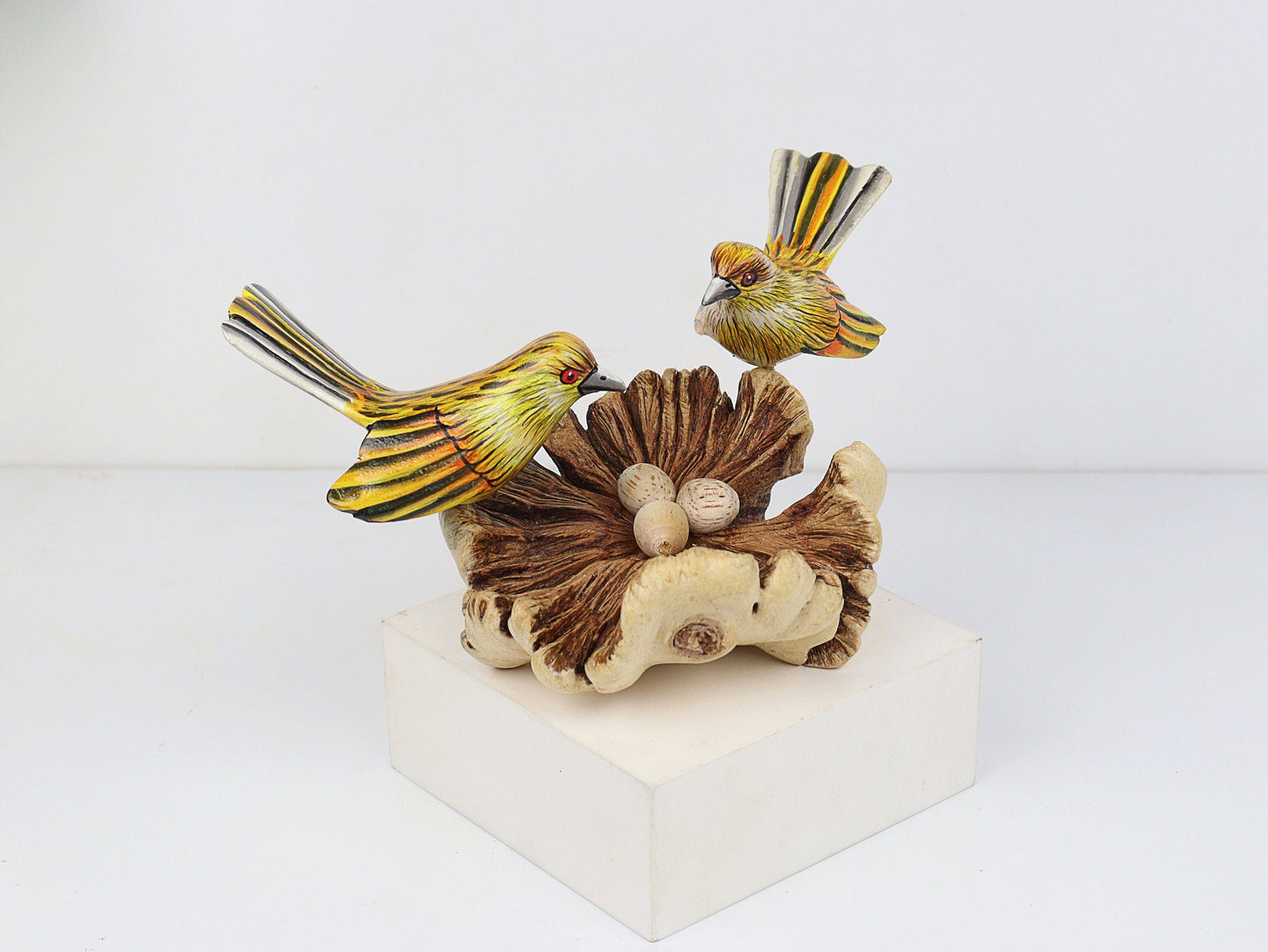 素朴な黄色のカナリア鳥のペアと巣の卵、手作りの木製フィギュア、かわいいペイントされた木製のカナリア鳥、春の農家の装飾