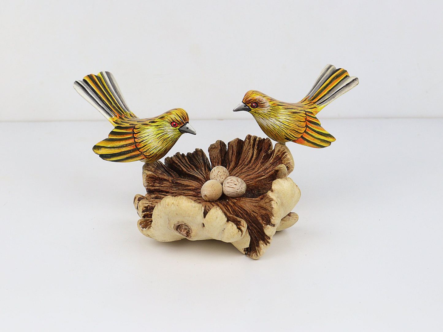 素朴な黄色のカナリア鳥のペアと巣の卵、手作りの木製フィギュア、かわいいペイントされた木製のカナリア鳥、春の農家の装飾