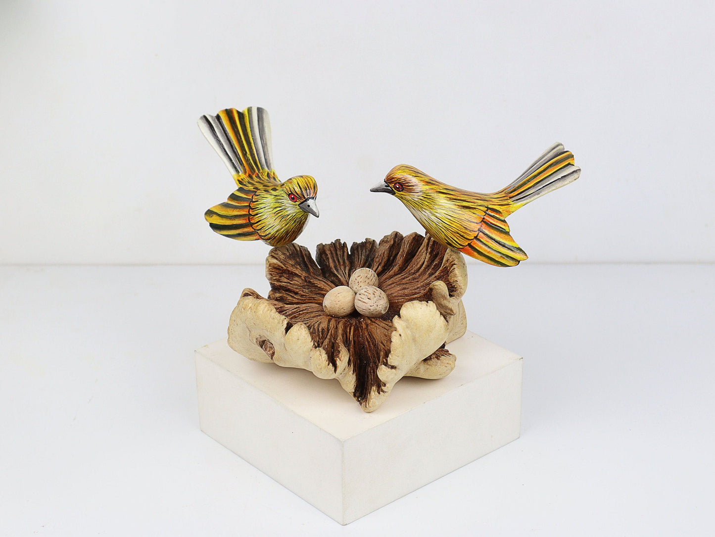 素朴な黄色のカナリア鳥のペアと巣の卵、手作りの木製フィギュア、かわいいペイントされた木製のカナリア鳥、春の農家の装飾