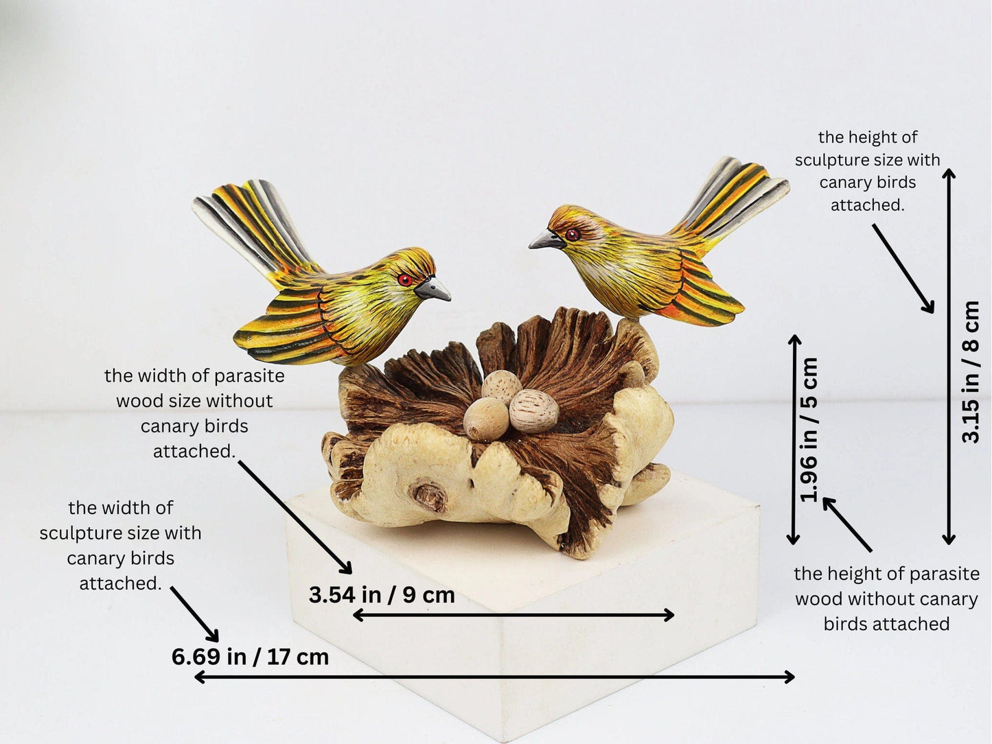 素朴な黄色のカナリア鳥のペアと巣の卵、手作りの木製フィギュア、かわいいペイントされた木製のカナリア鳥、春の農家の装飾