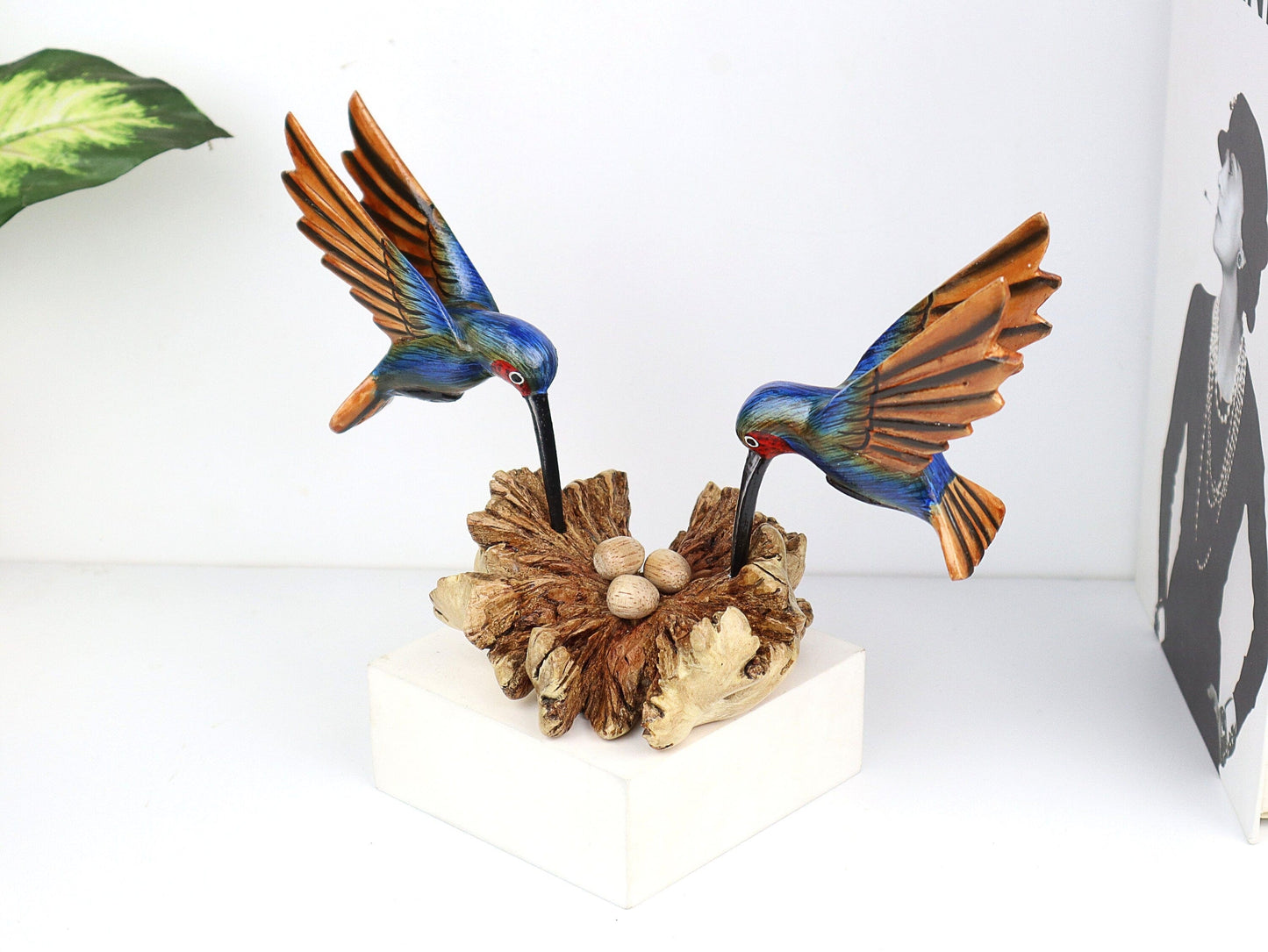 卵を持つカップルの青いハチドリのアートフィギュア、木製のカップルの鳥の絵画、自然にインスパイアされたアートワーク、ホームデコレーションギフト、素朴な手作りギフト