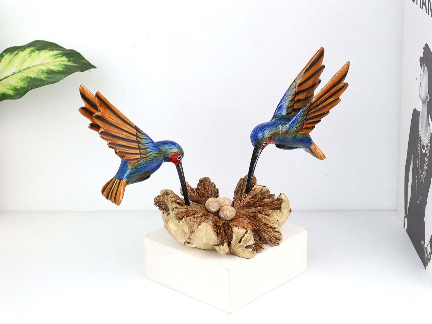 卵を持つカップルの青いハチドリのアートフィギュア、木製のカップルの鳥の絵画、自然にインスパイアされたアートワーク、ホームデコレーションギフト、素朴な手作りギフト