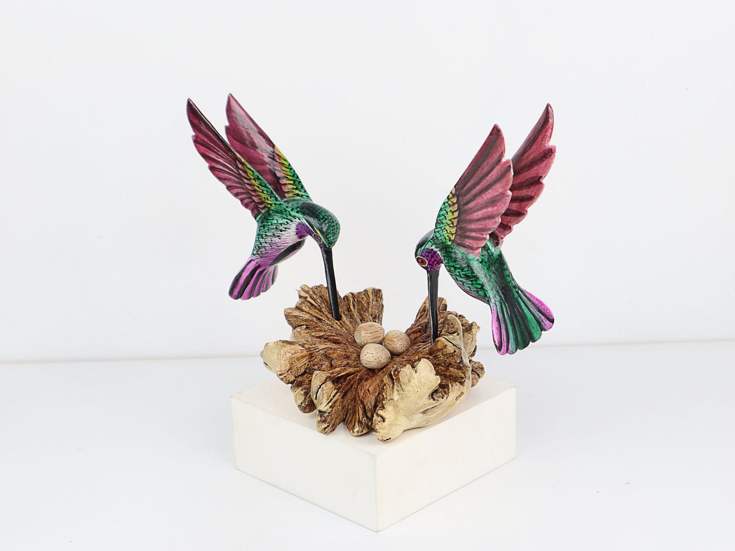 手描きのハチドリの置物カップル | 木製の鳥の彫刻 | 自然にインスパイアされたホームデコレーション | 鳥好きの方への芸術的なギフト
