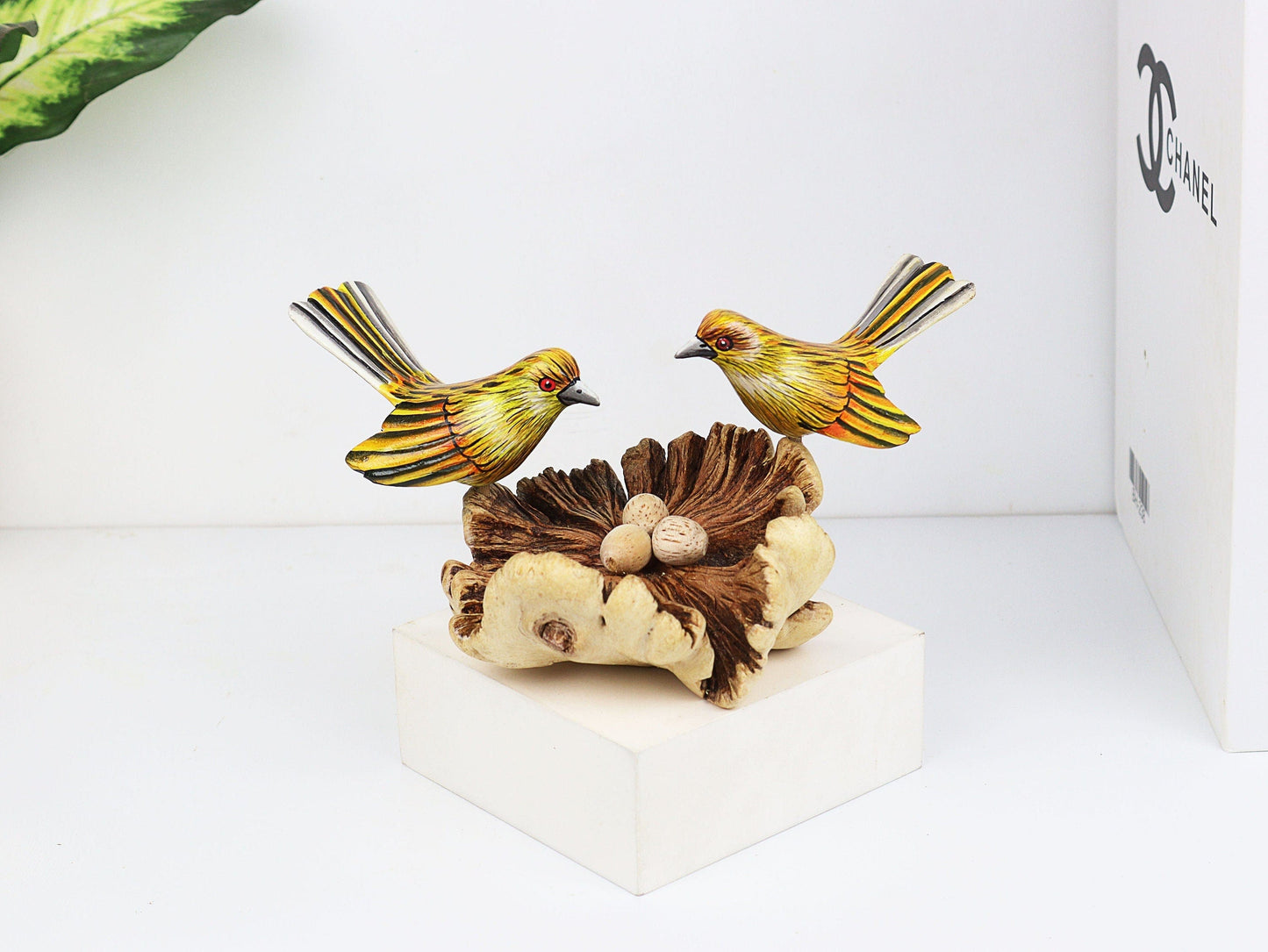 素朴な黄色のカナリア鳥のペアと巣の卵、手作りの木製フィギュア、かわいいペイントされた木製のカナリア鳥、春の農家の装飾