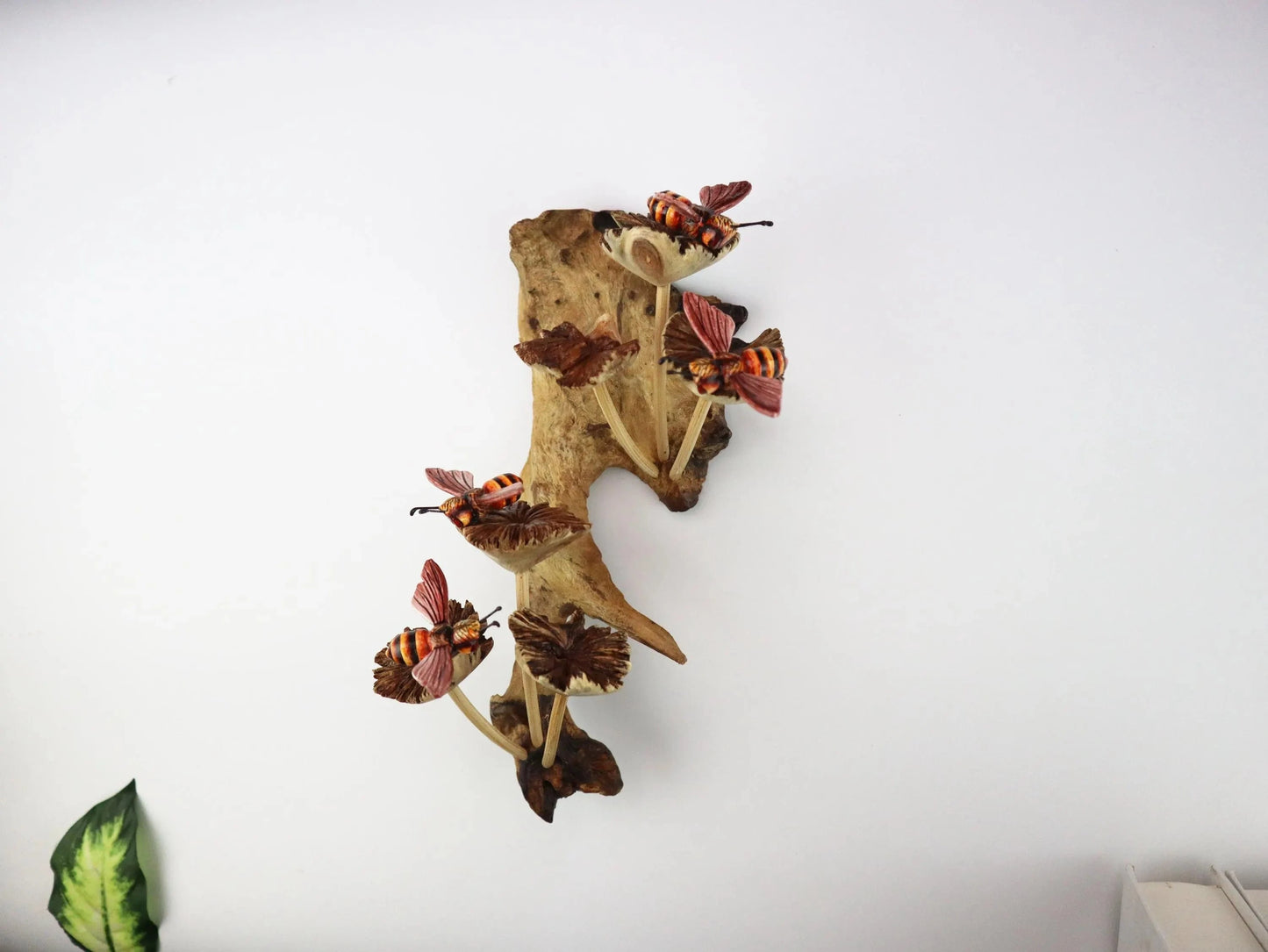 赤い蜂の置物、塗装彫刻、木彫りのフィギュア、昆虫像、壁飾り、キノコアート、ホームデコ、室内装飾用の手作りギフト
