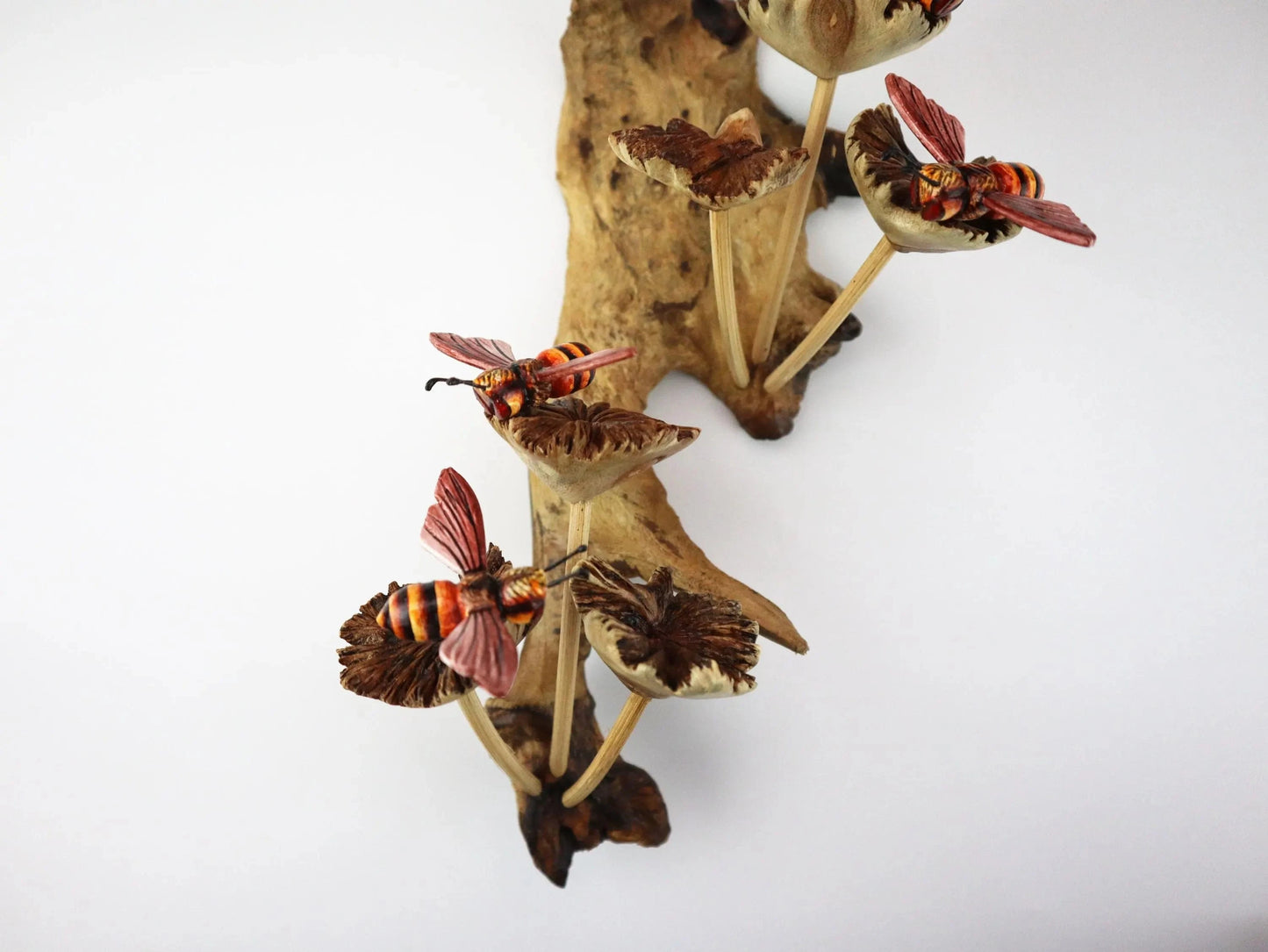 赤い蜂の置物、塗装彫刻、木彫りのフィギュア、昆虫像、壁飾り、キノコアート、ホームデコ、室内装飾用の手作りギフト