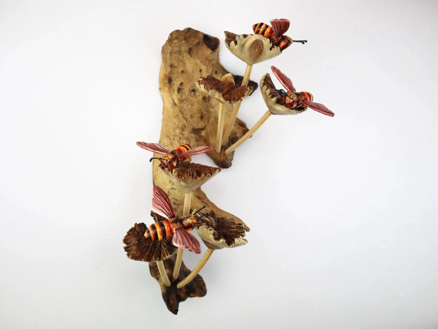 赤い蜂の置物、塗装彫刻、木彫りのフィギュア、昆虫像、壁飾り、キノコアート、ホームデコ、室内装飾用の手作りギフト