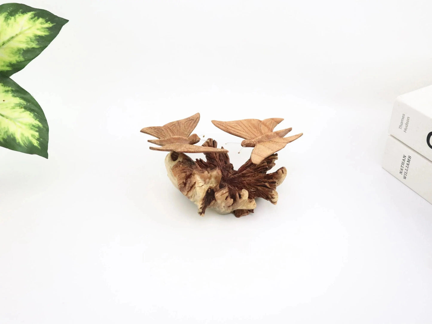 木製の蝶のカップルの彫刻