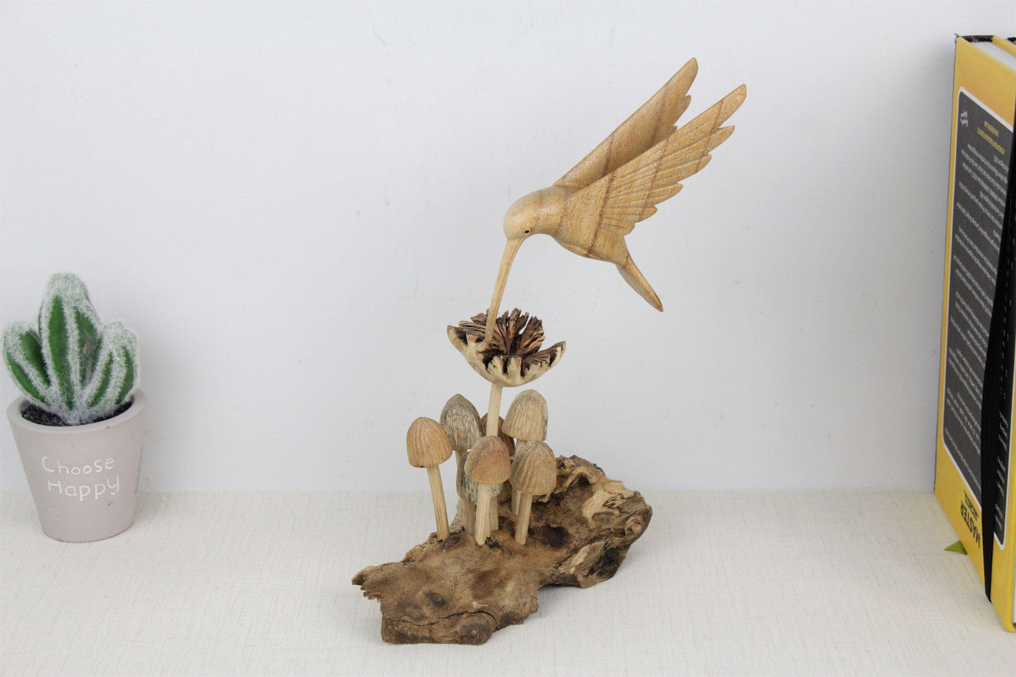 キノコの上のハチドリの彫刻