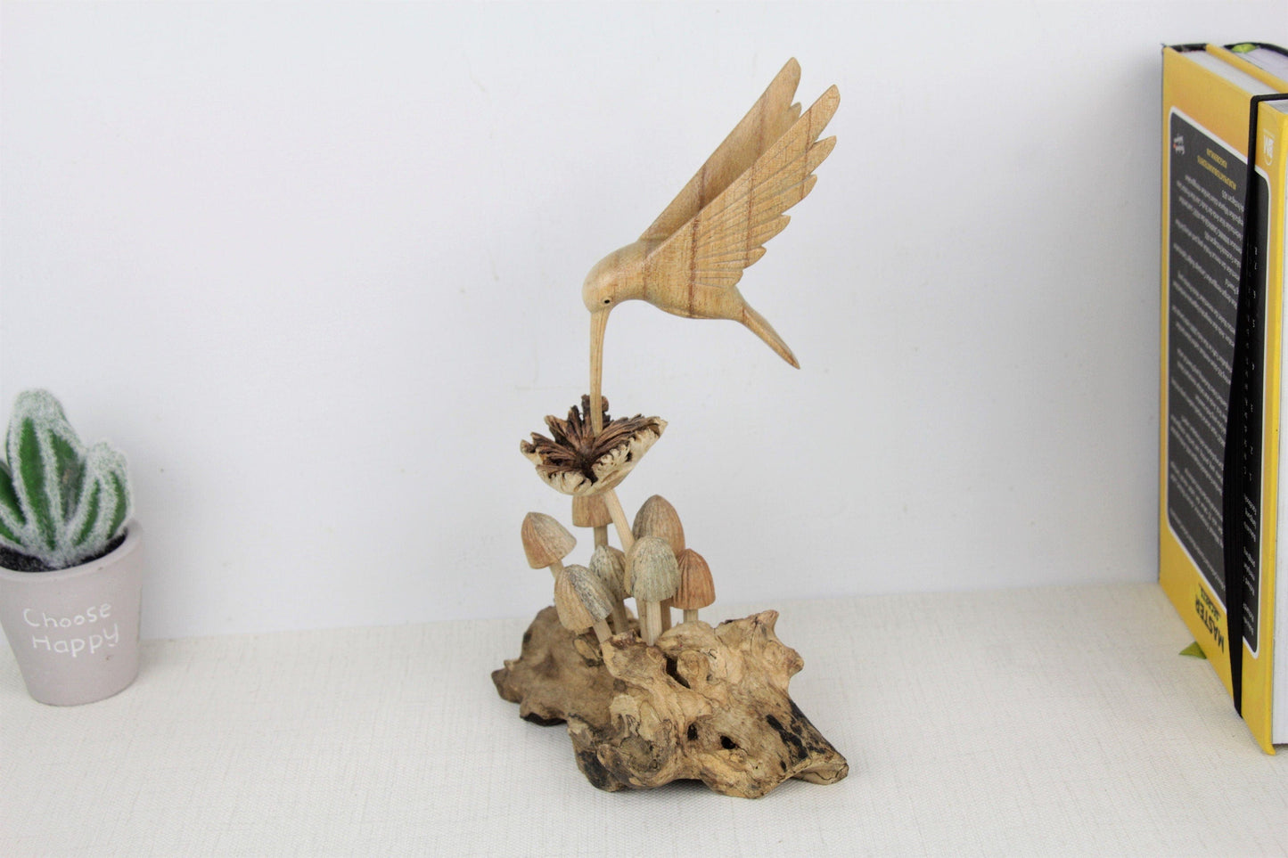 キノコの上のハチドリの彫刻