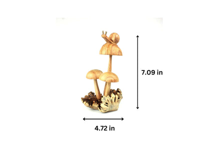 キノコの彫刻に施されたカタツムリの装飾