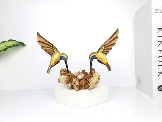 ハチドリの色のカップルの彫刻のフィーダー、木製のハチドリのフィーダー、カラフルな木製の鳥のフィーダー、屋内ガーデンデコ、手作りのギフトとデコ