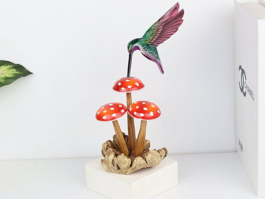 キノコを食べるカラフルなハチドリの彫刻、手描きの鳥の彫刻、コレクターズアイテム、気まぐれな装飾、素朴、彼への贈り物。
