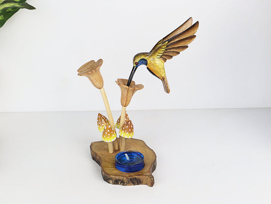 カラフルなハチドリと黄色のキノコの彫刻が特徴の素朴な木製キャンドルホルダー。テーブル装飾用のキャンドルホルダー。手作りギフト。