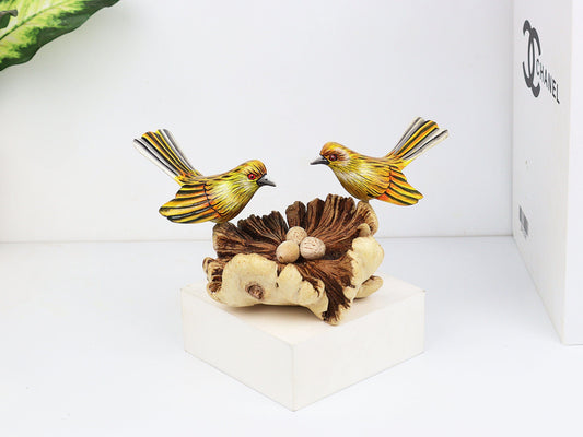 素朴な黄色のカナリア鳥のペアと巣の卵、手作りの木製フィギュア、かわいいペイントされた木製のカナリア鳥、春の農家の装飾