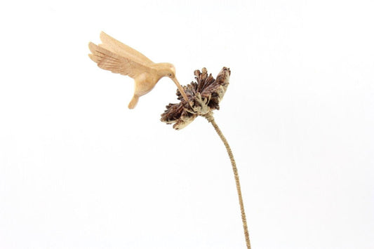 ハチドリと木製の花