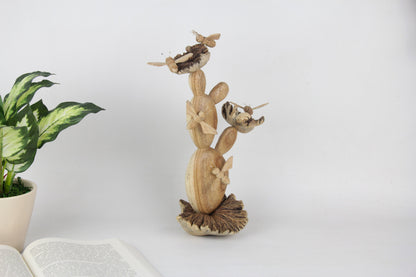 蜂の彫刻が施された木製のサボテン装飾
